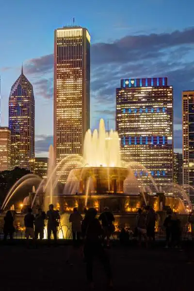 A nighttime image of Buckingham Fountain and the Chicago Skyline