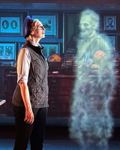 Jane Lynch looking at a hologram at the Abraham Lincoln Presidential Library and Museum