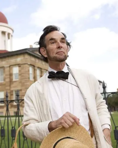 Lincoln actor in front of the Old State Capitol in Springfield