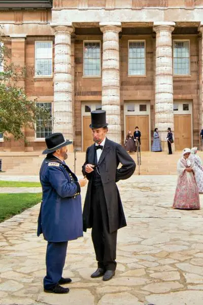 Lincoln in front of large building 